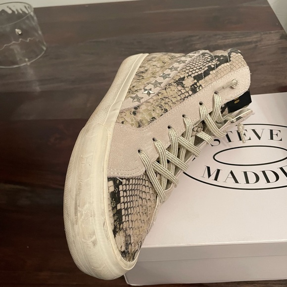 Steve Madden Snake/Beige Colored Sneakers, Size 11 - Picture 3 of 6